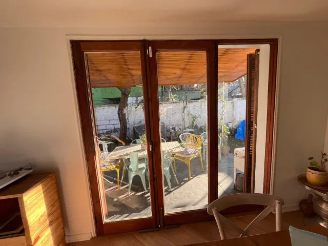 Ventanales con marco de madera hacia la terraza