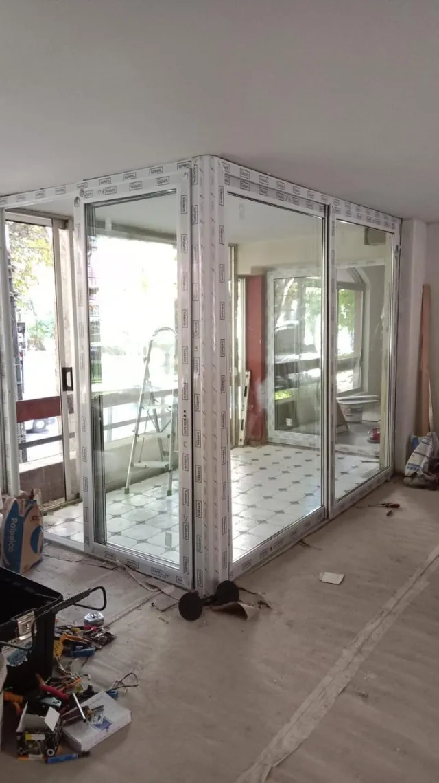 Cierre de terraza con ventanas correderas en un departamento