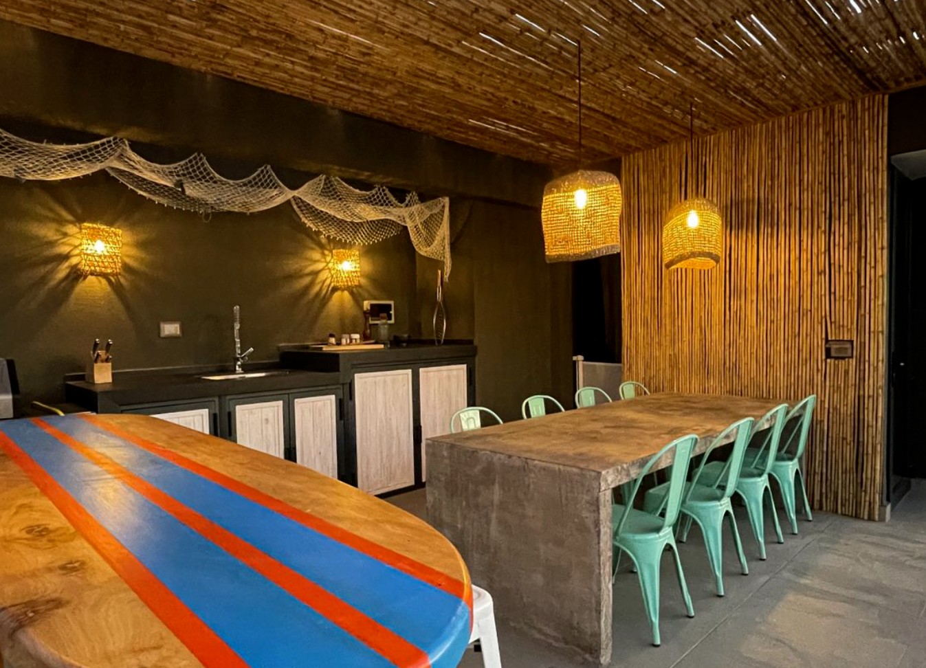 Quincho interior con revestimiento de madera e iluminación cálida