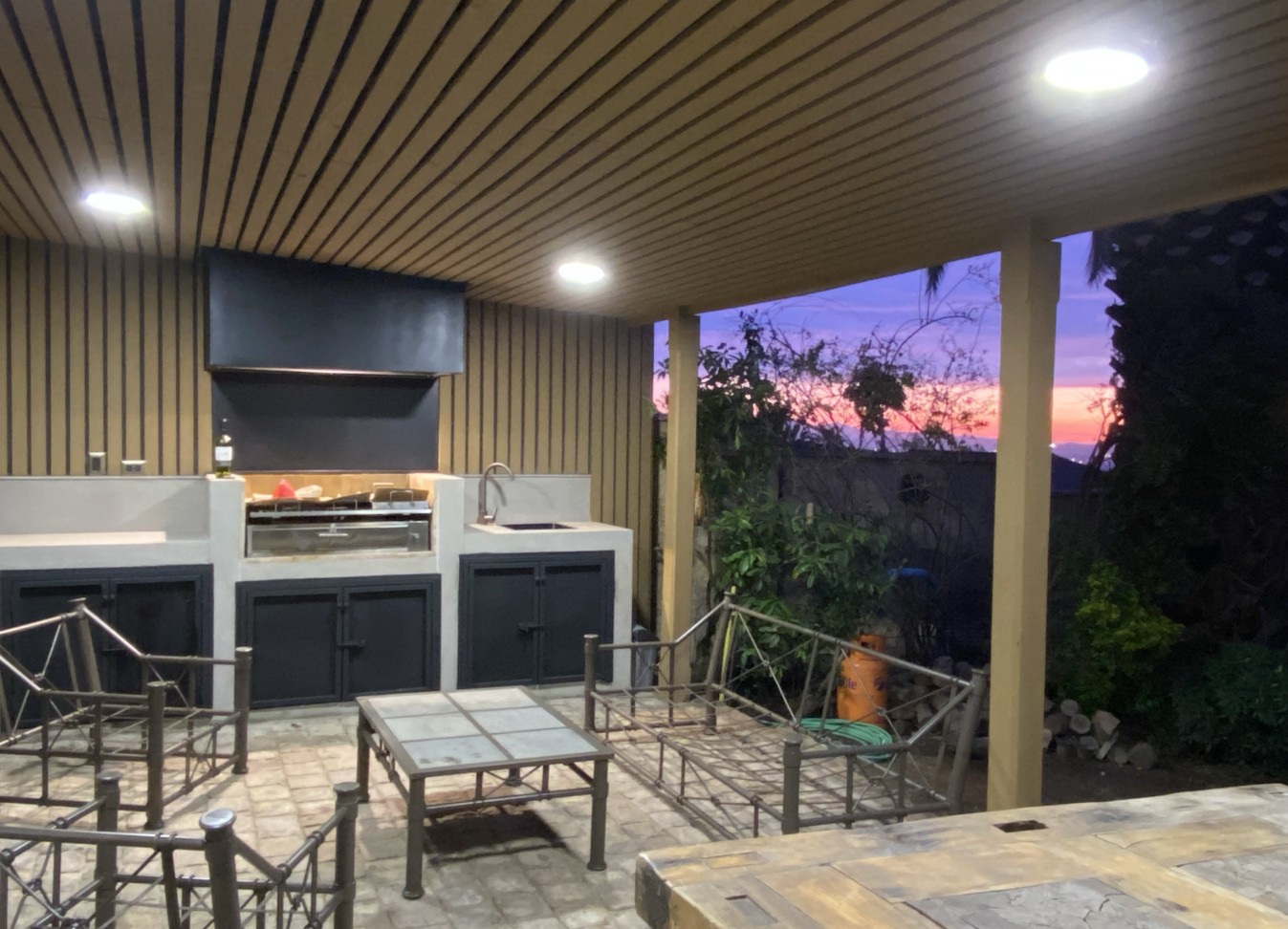 Quincho y terraza cubierta al atardecer