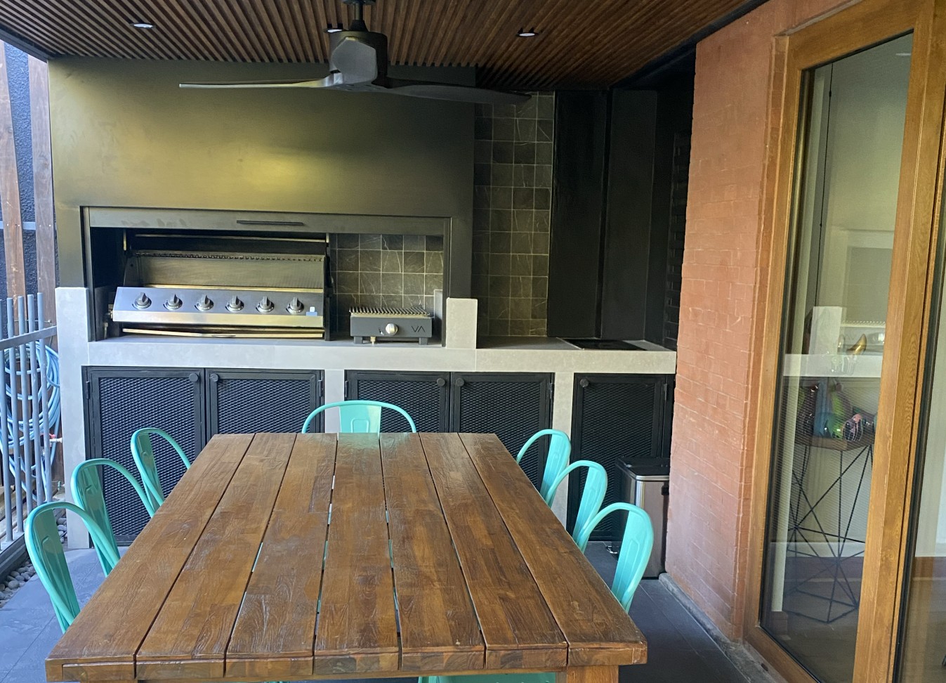 Terraza cubierta con cielo de madera y mesa
