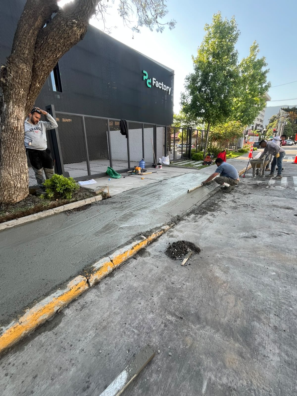 Hormigonado de vereda frente a un local comercial