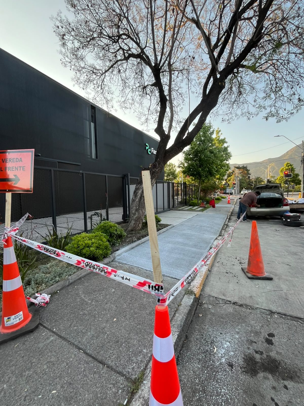 Vereda de hormigón terminada y protegida durante el fraguado