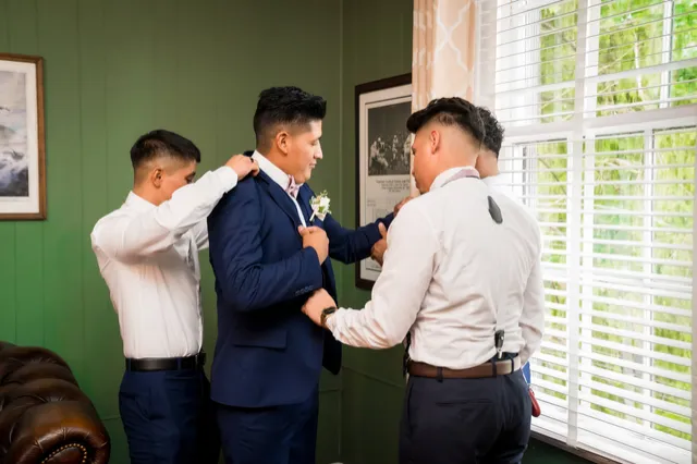Padrinos ayudando al novio a prepararse