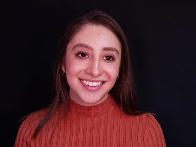 Paciente joven sonriendo después de su tratamiento