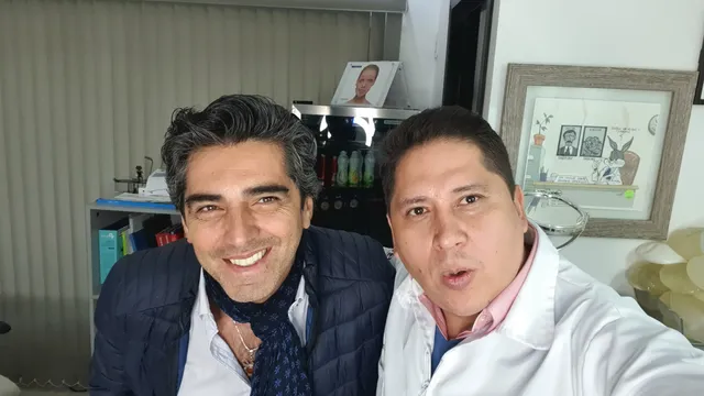 El Dr. Iván Daza con un paciente