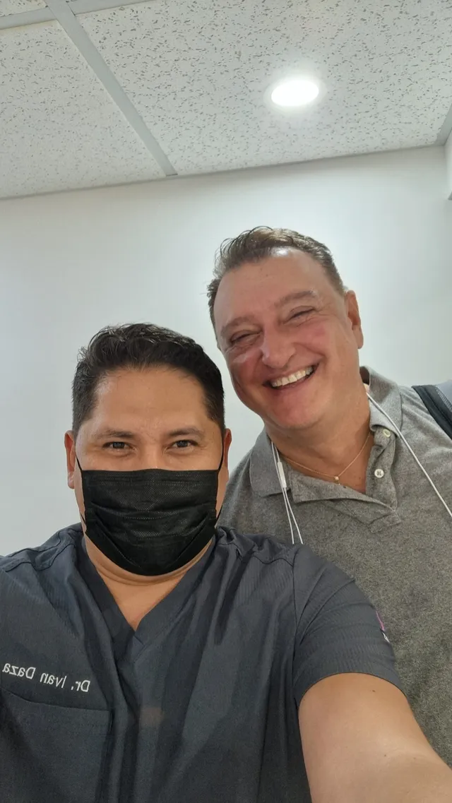El Dr. Iván Daza con un paciente