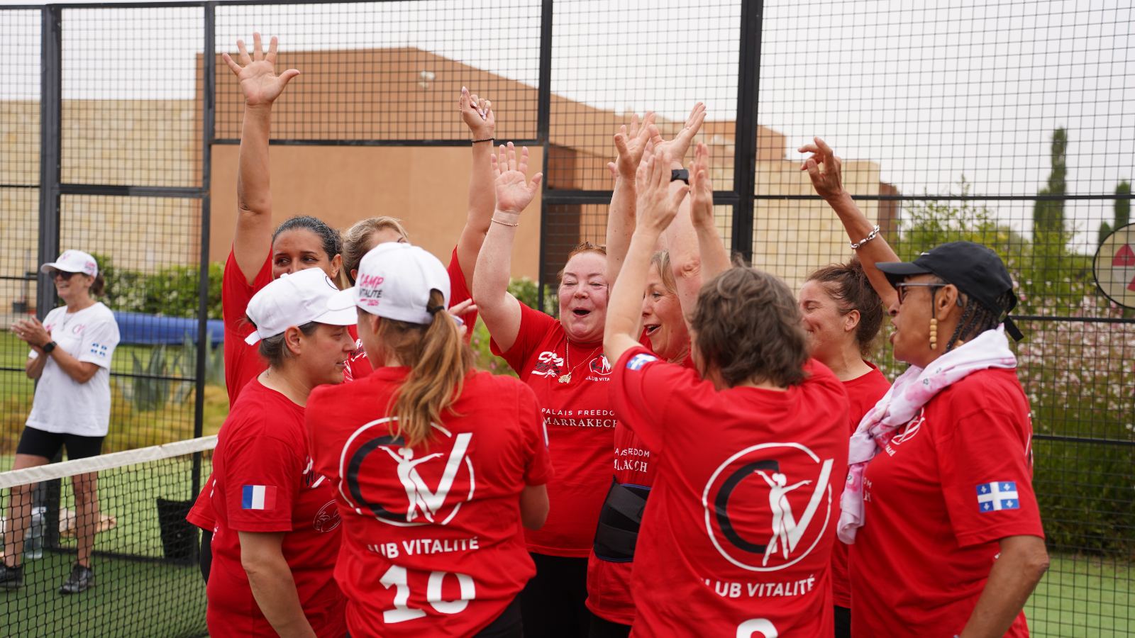 Femmes du Club Vitalité en pleine joie au Camp de Marrakech