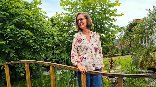Christina Waardal ute i hagen.