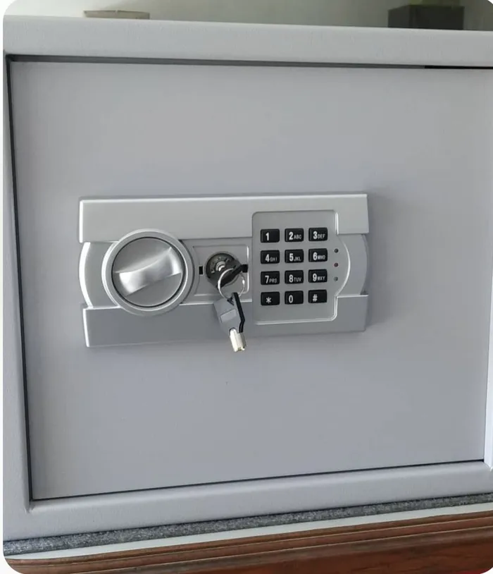 Safe with an electronic keypad