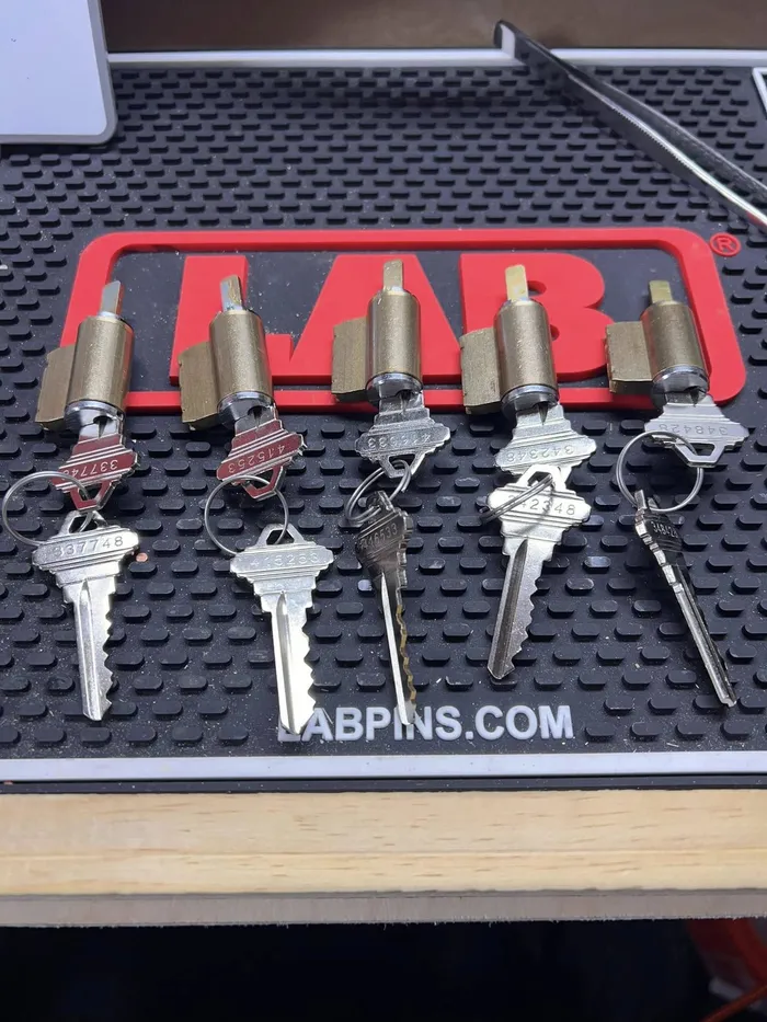 Lock cylinders with numbered keys for a master key system