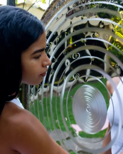 Leandra Rodríguez junto a un gong