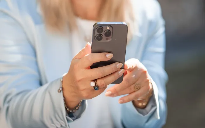 Kathleen Grätz am Handy