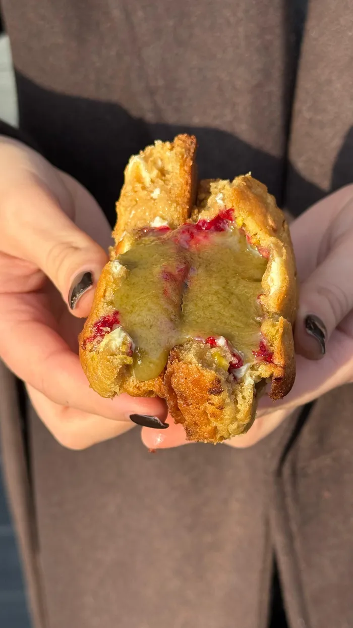 Krem pistacjowy, malina