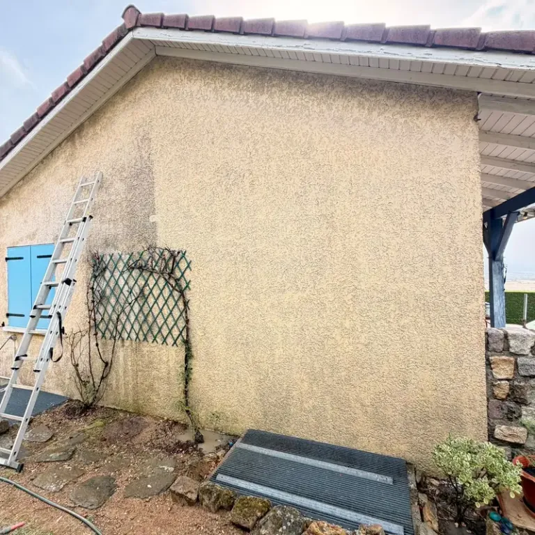 Nettoyage façade crépi en cours de traitement Isère