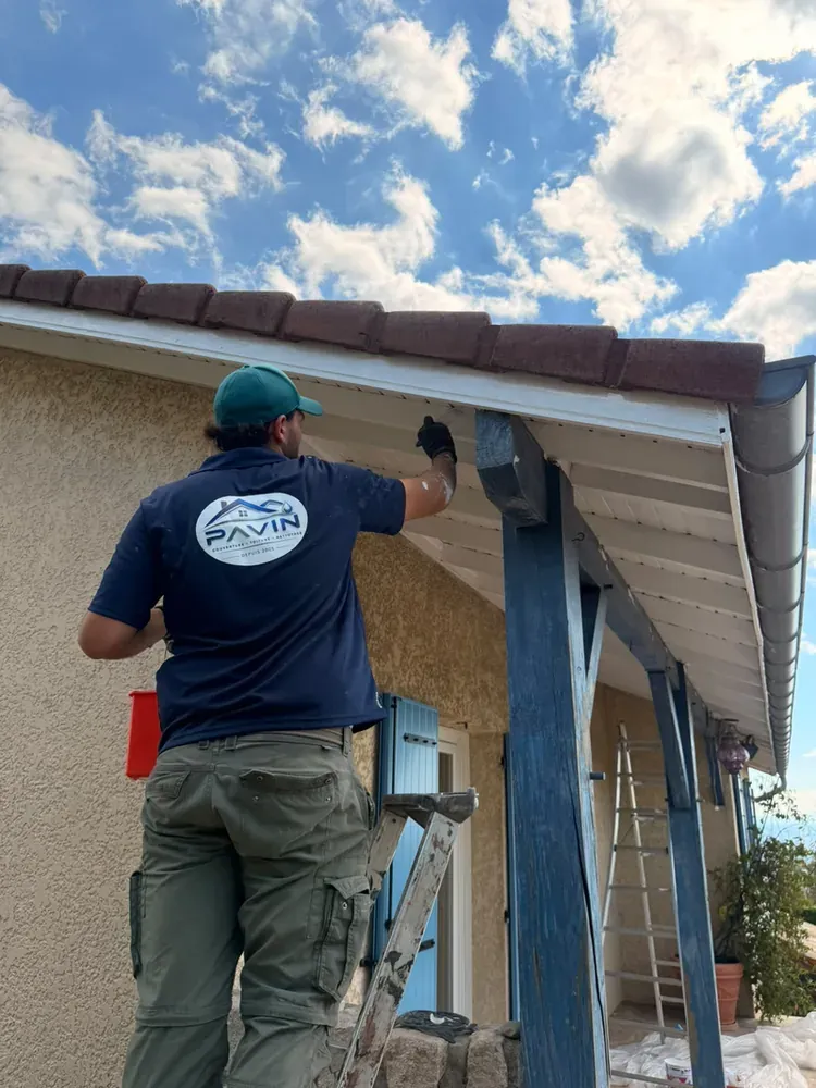 Couvreur peinture des boiseries sous toiture Isère