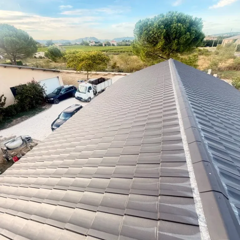 Toiture tuiles béton propre et étanche Isère