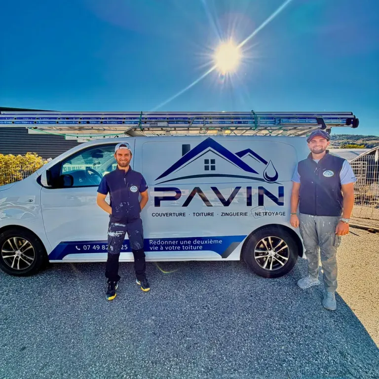 Aaron Chalvin et Francky Para, couvreurs associés de Pavin Couvreur à Marcilloles, devant leur utilitaire