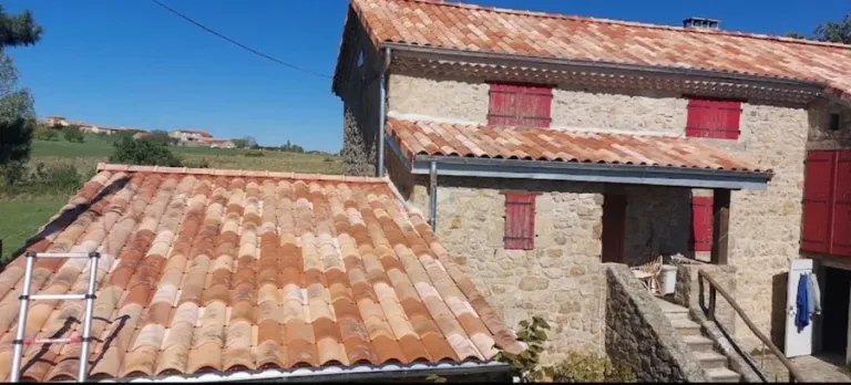 Rénovation toiture à Beaurepaire, toiture en tuiles rénovée sur maison en pierre