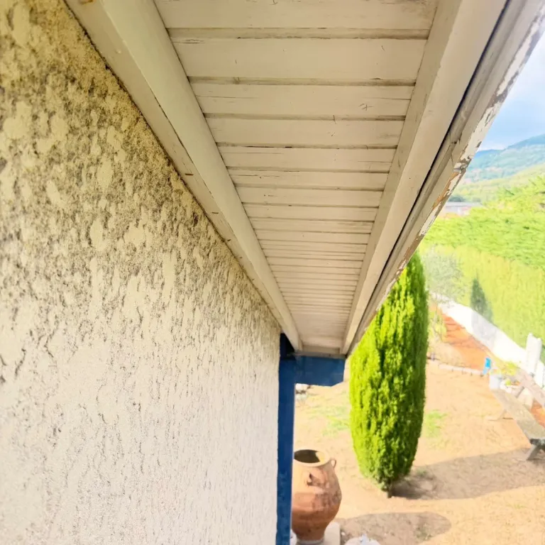 Zinguerie à Beaurepaire, dessous de toit en PVC blanc posé sous la toiture