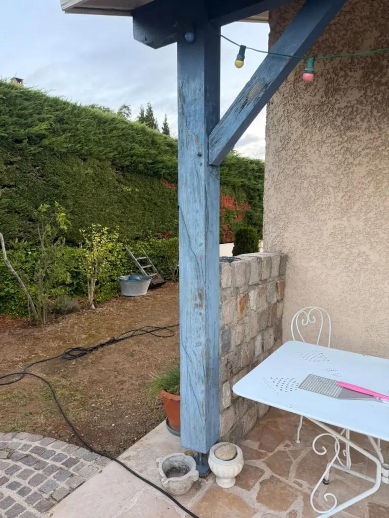 Peinture boiseries à Beaurepaire, poteau en bois écaillé sous une terrasse
