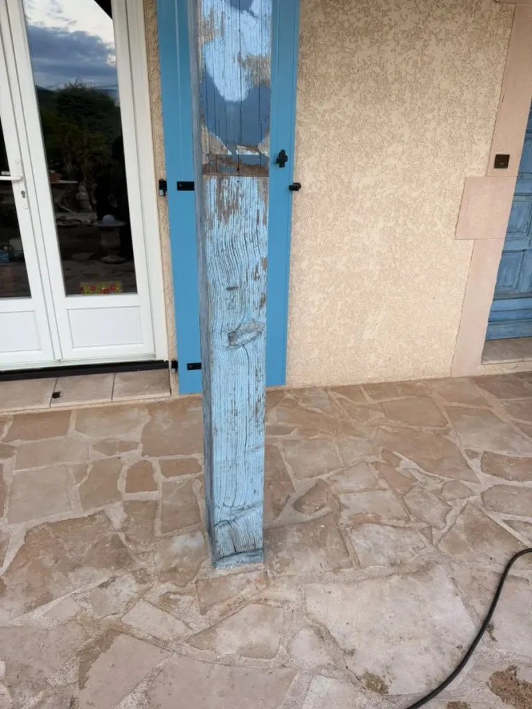 Peinture boiseries à Beaurepaire, poteau de terrasse en bois écaillé avant peinture