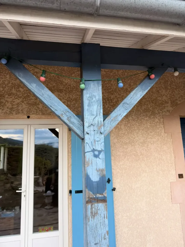Peinture boiseries à Beaurepaire, charpente de terrasse en bois avant rénovation