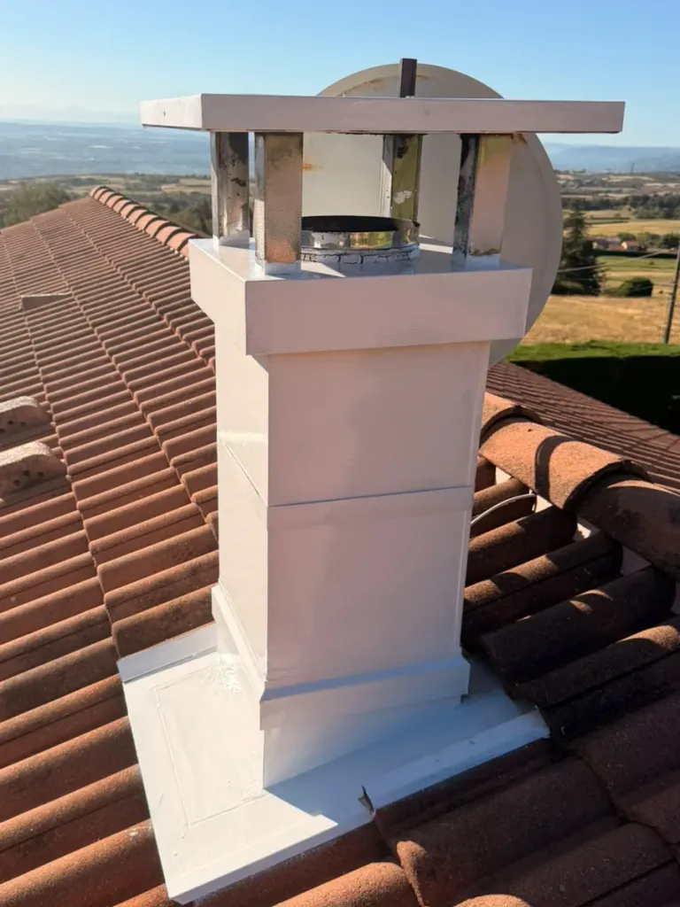 Zinguerie à Beaurepaire, abergement de cheminée refait et souche rénovée par Pavin Couvreur, après travaux