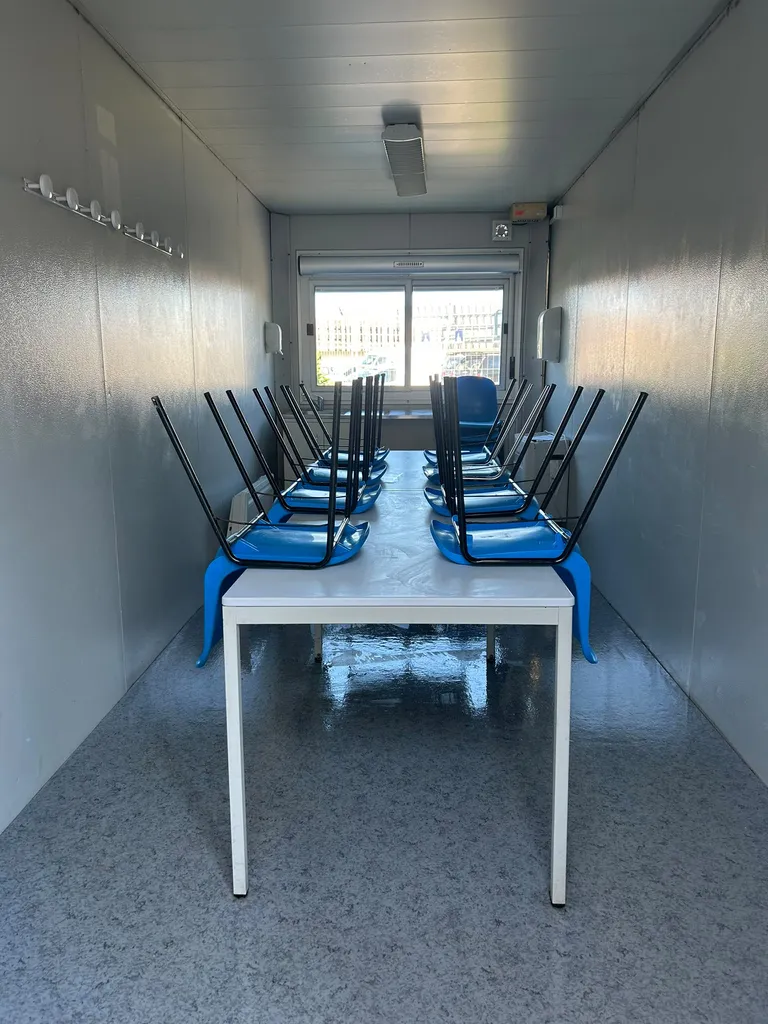 base de vie de chantier nettoyée table et chaises bleues Morbihan Saniteos