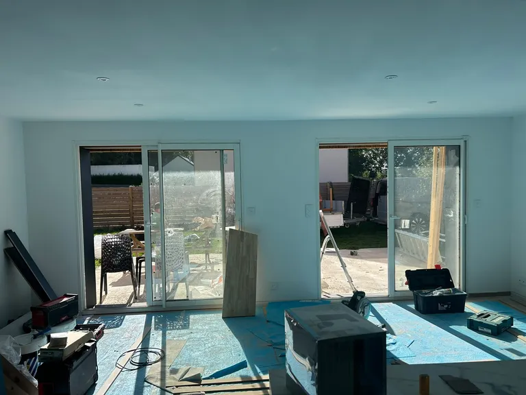 nettoyage de fin de chantier séjour avec baies vitrées Morbihan