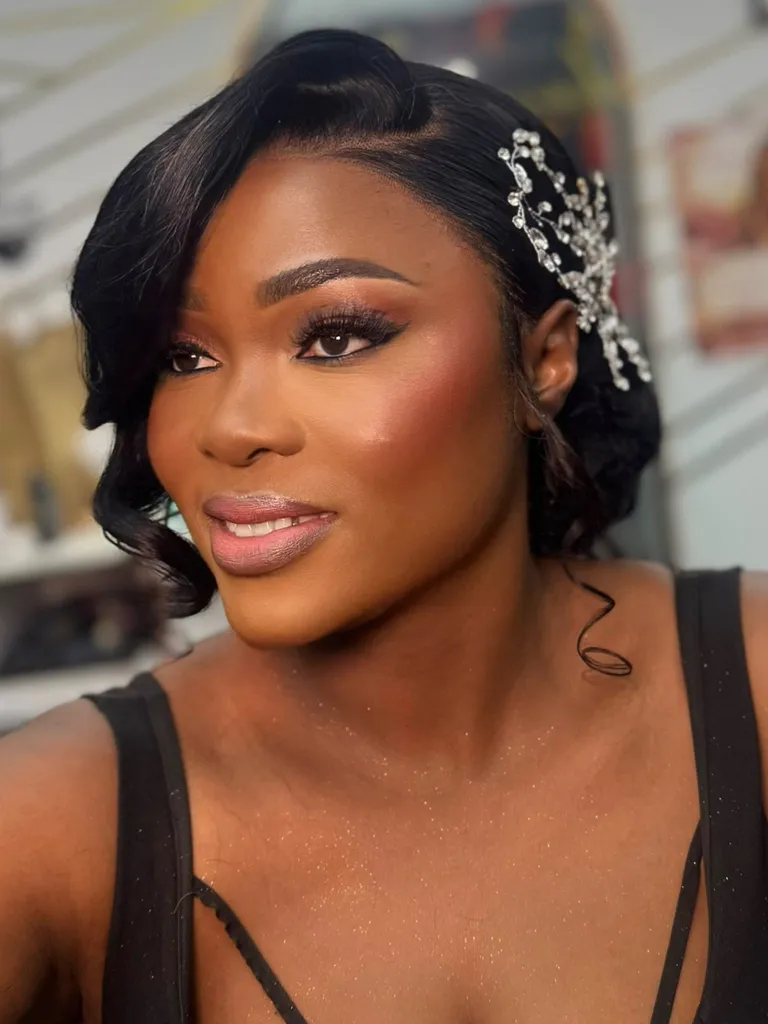 Maquillage Soft Glam avec bijou de cheveux
