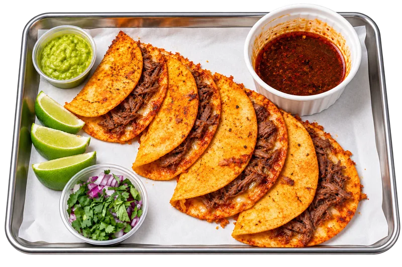Knusprig gebratene Birria Tacos mit Consommé-Becher zum Dippen
