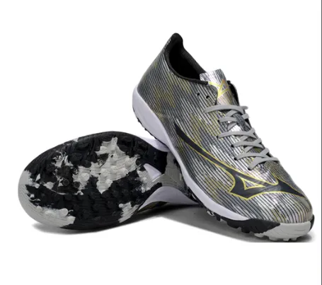 20. Mizuno TF – Plata/Oro
