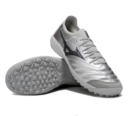 13. Mizuno TF – Plata/Negro