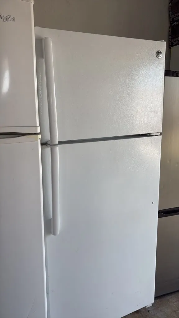 GE Top Freezer Refrigerator – White – Fully Tested & Working