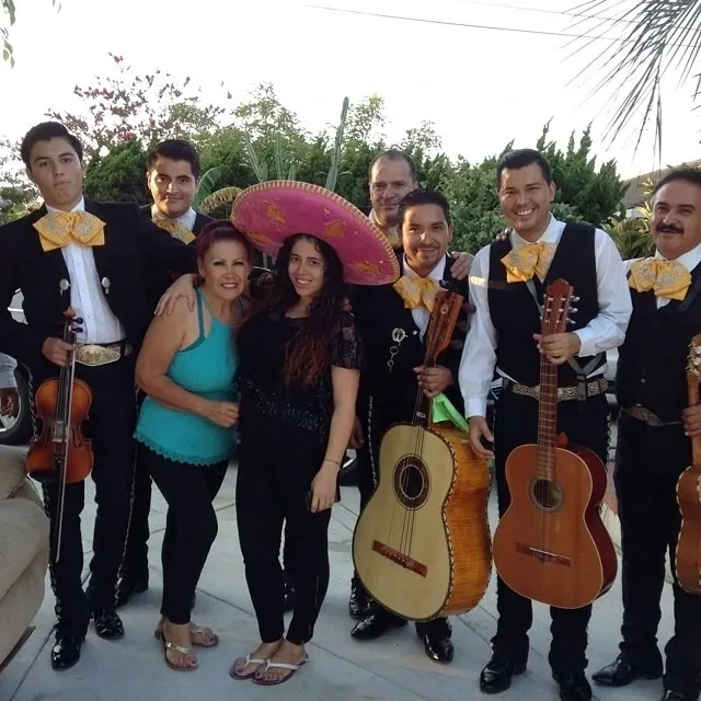Familia celebrando con Mariachi Juvenil Grullense