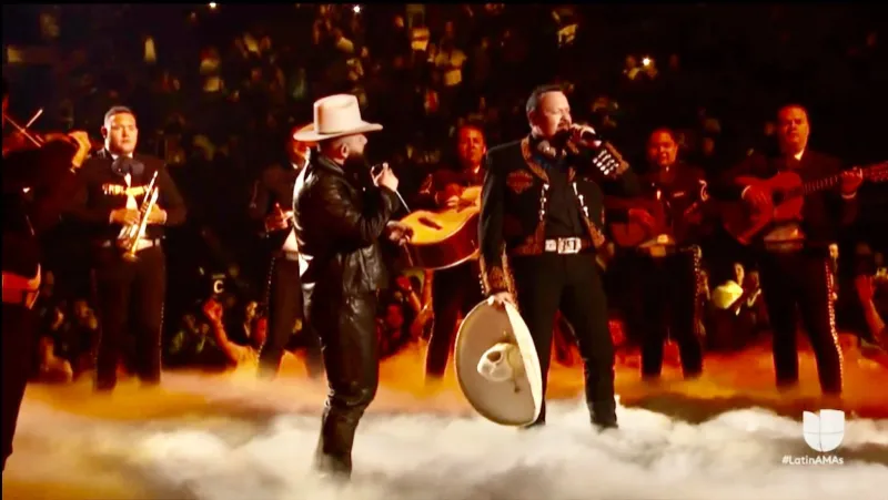 Mariachi Juvenil Grullense en el escenario con Carin León y Pepe Aguilar en los Latin American Music Awards