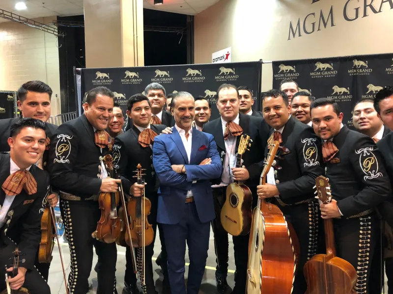 Mariachi Juvenil Grullense con Alejandro Fernández en un evento exclusivo del Latin Grammy en el MGM Grand Garden Arena, Las Vegas, 2019