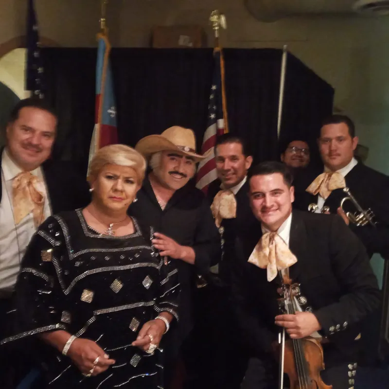 Mariachi Juvenil Grullense tras bambalinas con artistas