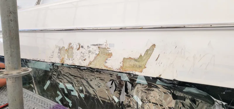 Sheared paint and fairing on the hull side