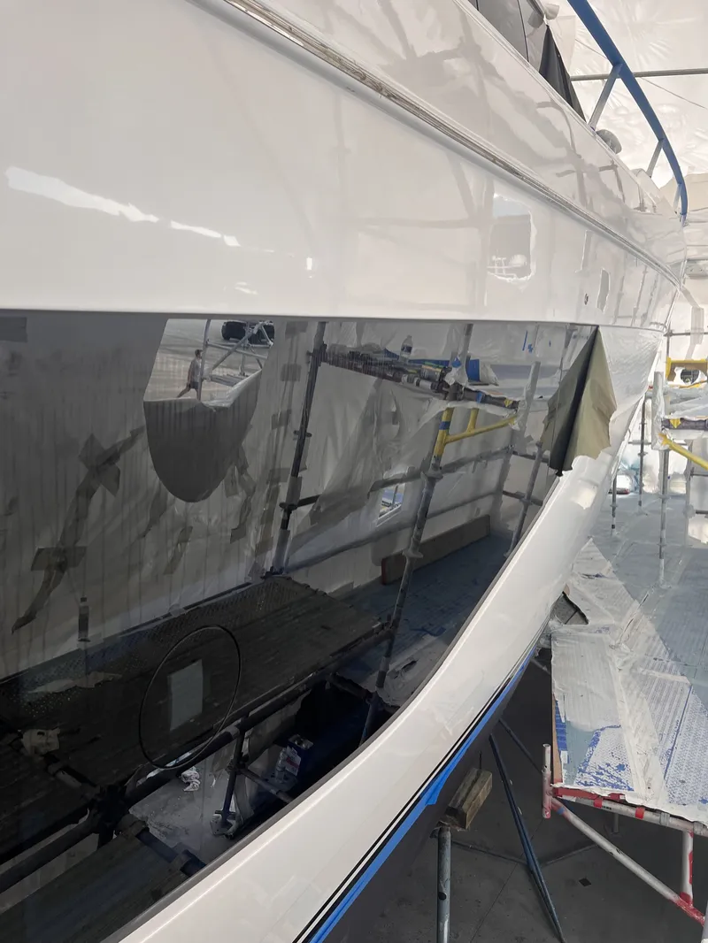 New hull window sealed flush in its aperture