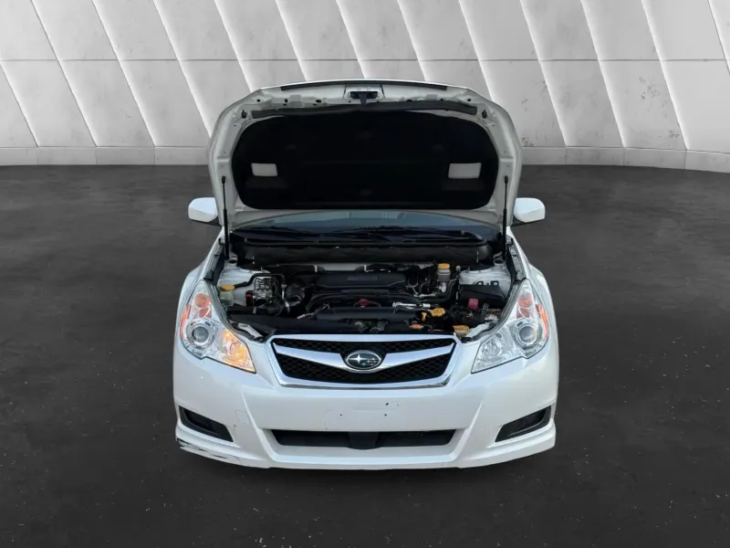 2011 Subaru legacy Premium 175k millas título limpio 3900$