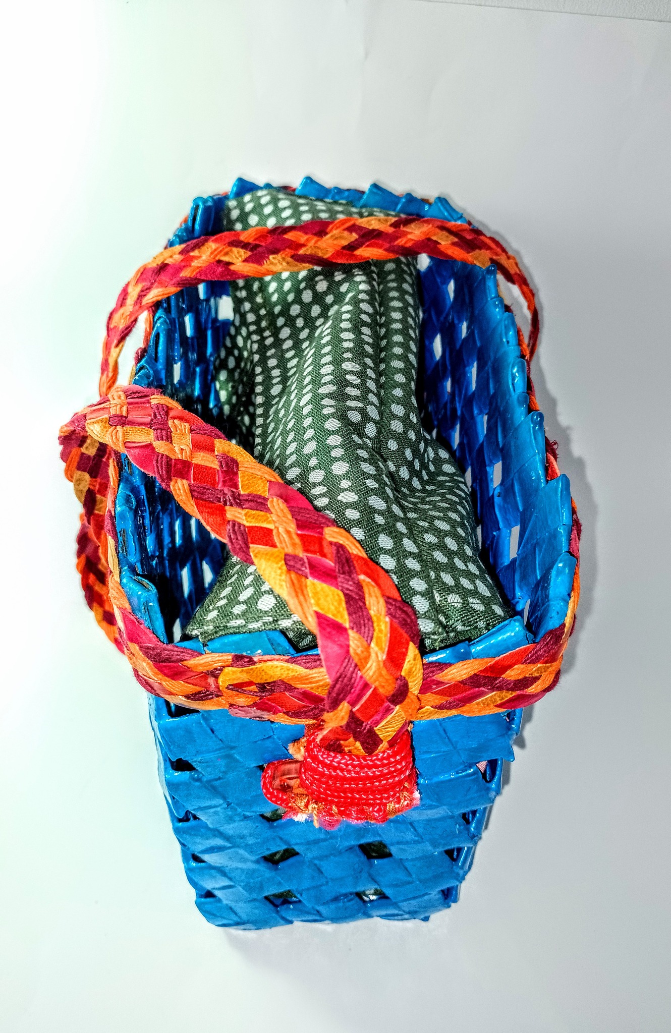 Sac artisanal bleu tressé — doublure imperméable verte — anses tressées cuir et fils