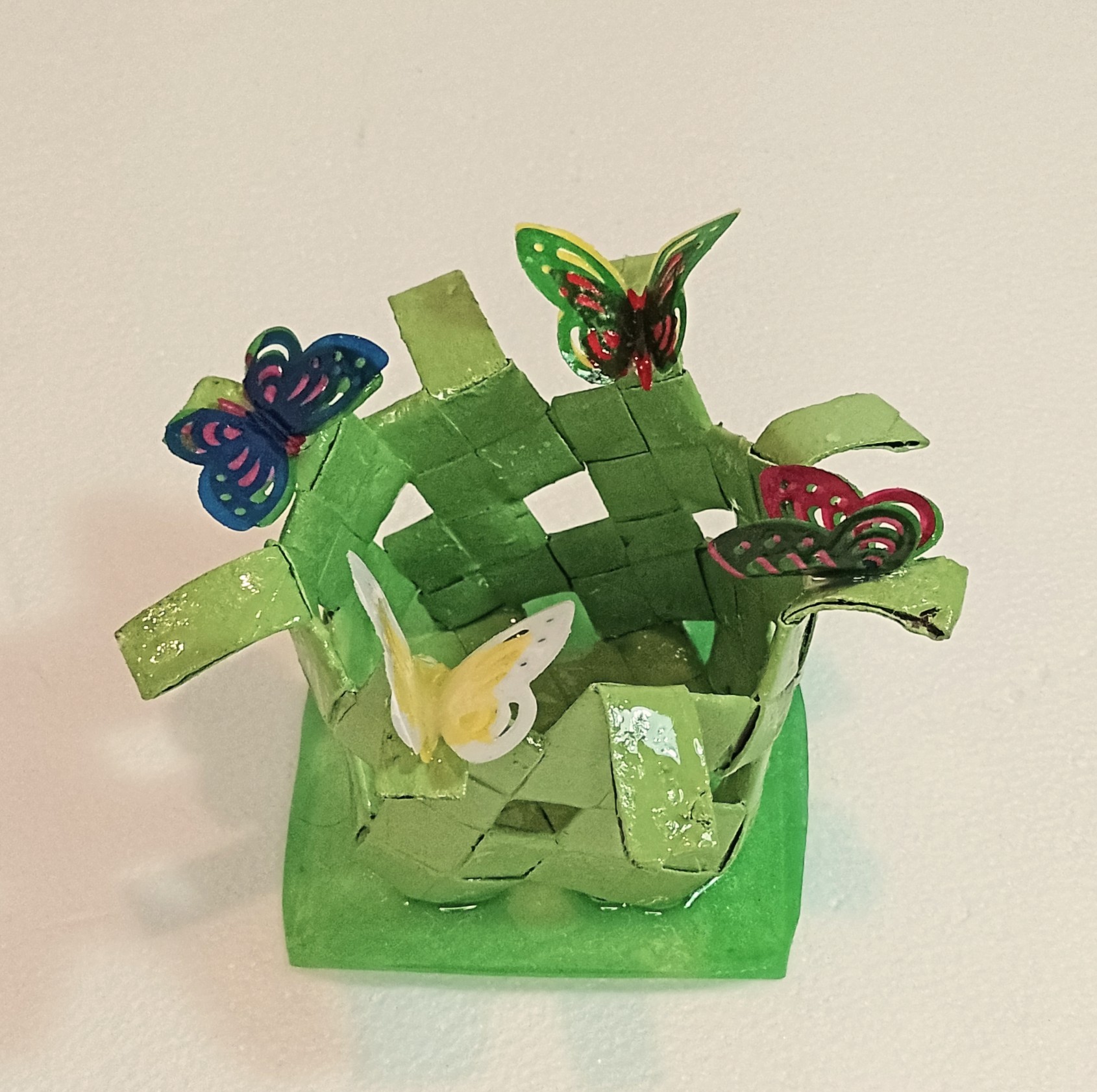 : Corbeille artisanale de mariage verte — papillons décoratifs — pièce unique