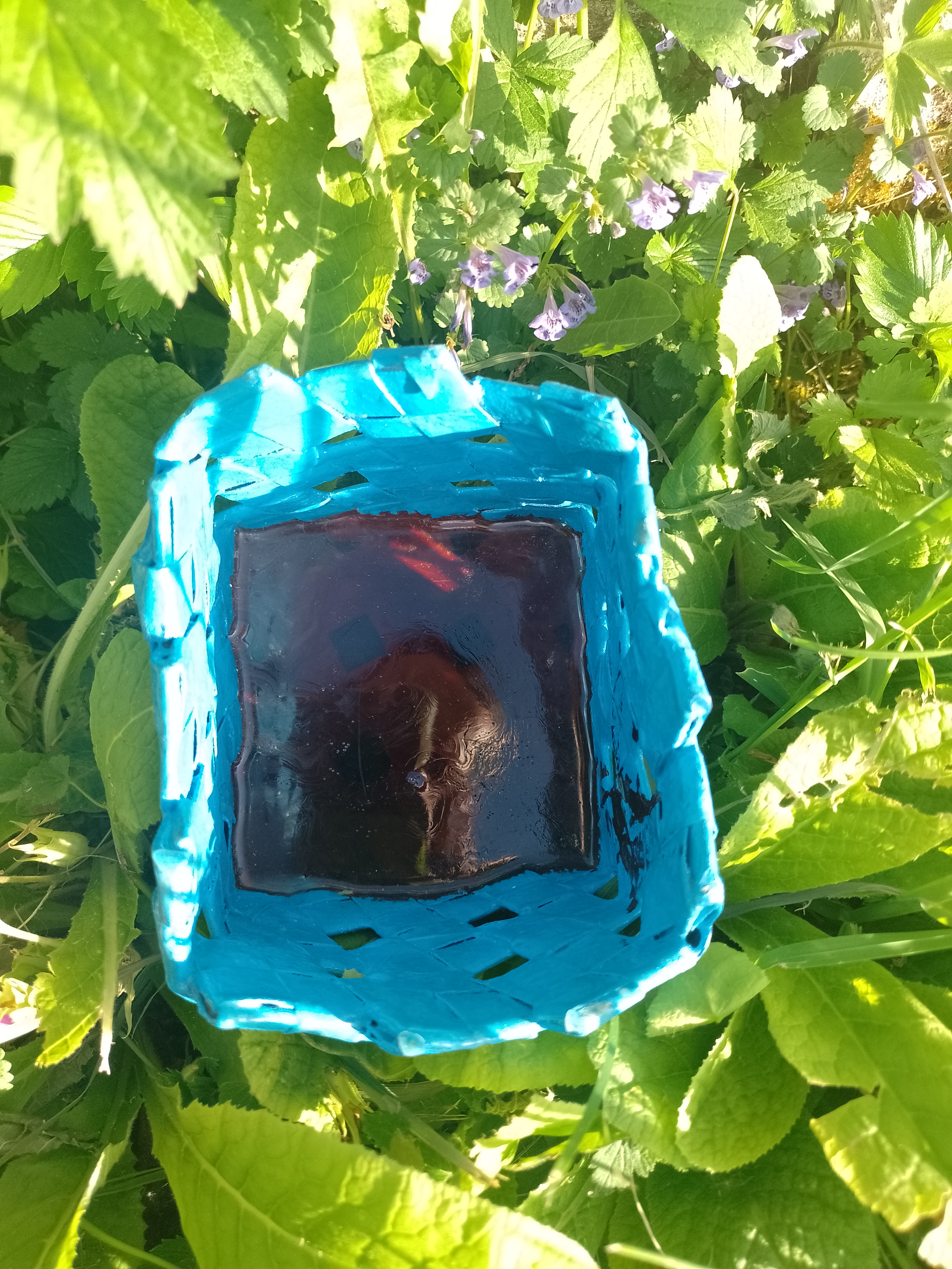  Corbeille artisanale bleue carrée — socle résine rouge — pièce unique