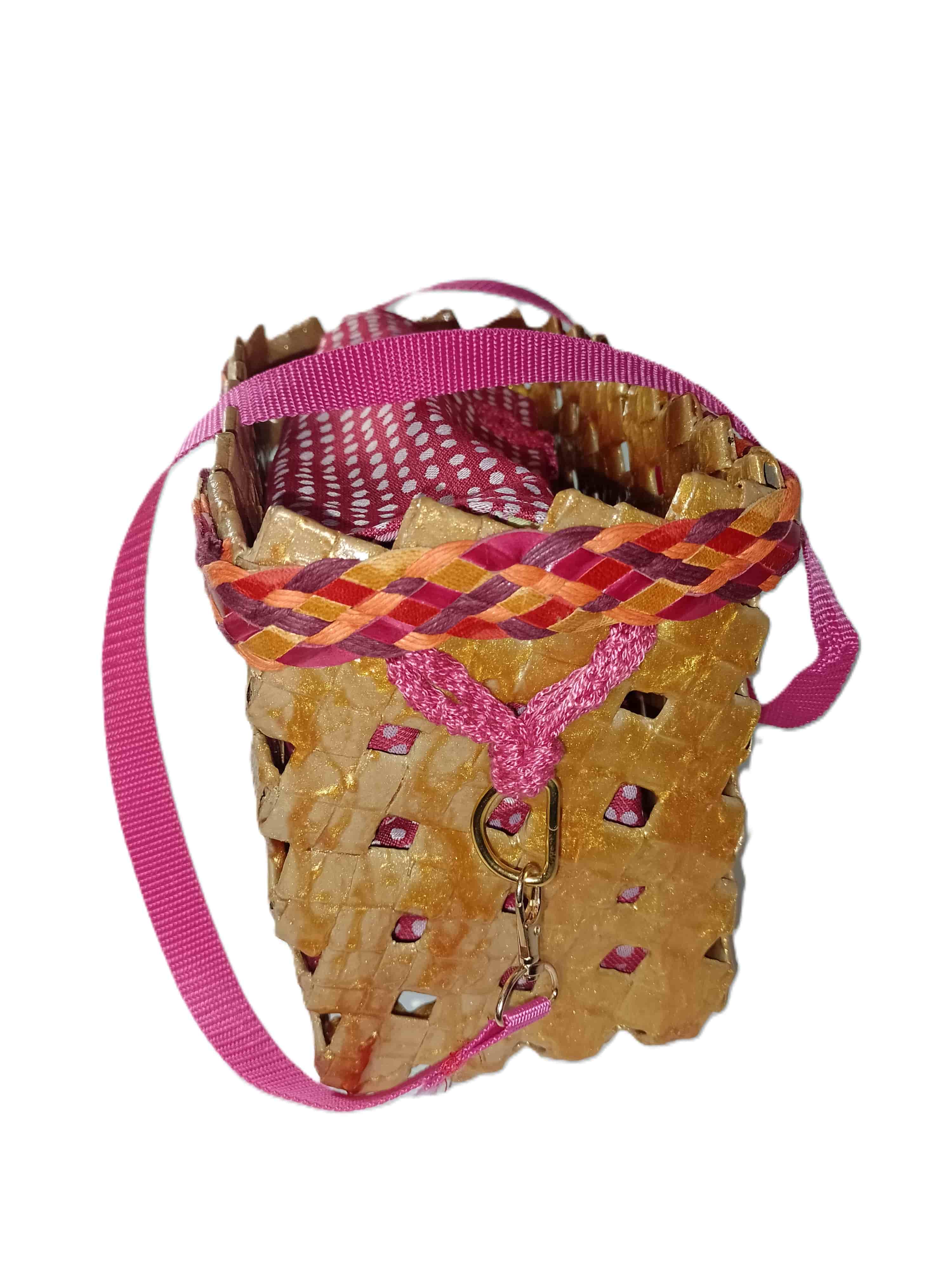 Sac artisanal jaune or tressé — doublure imperméable rouge — anses rouges