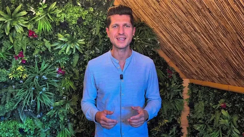 Frank Kraeh, Ernährungsberater und Abnehmcoach für Frauen mit Hashimoto, spricht freundlich in die Kamera