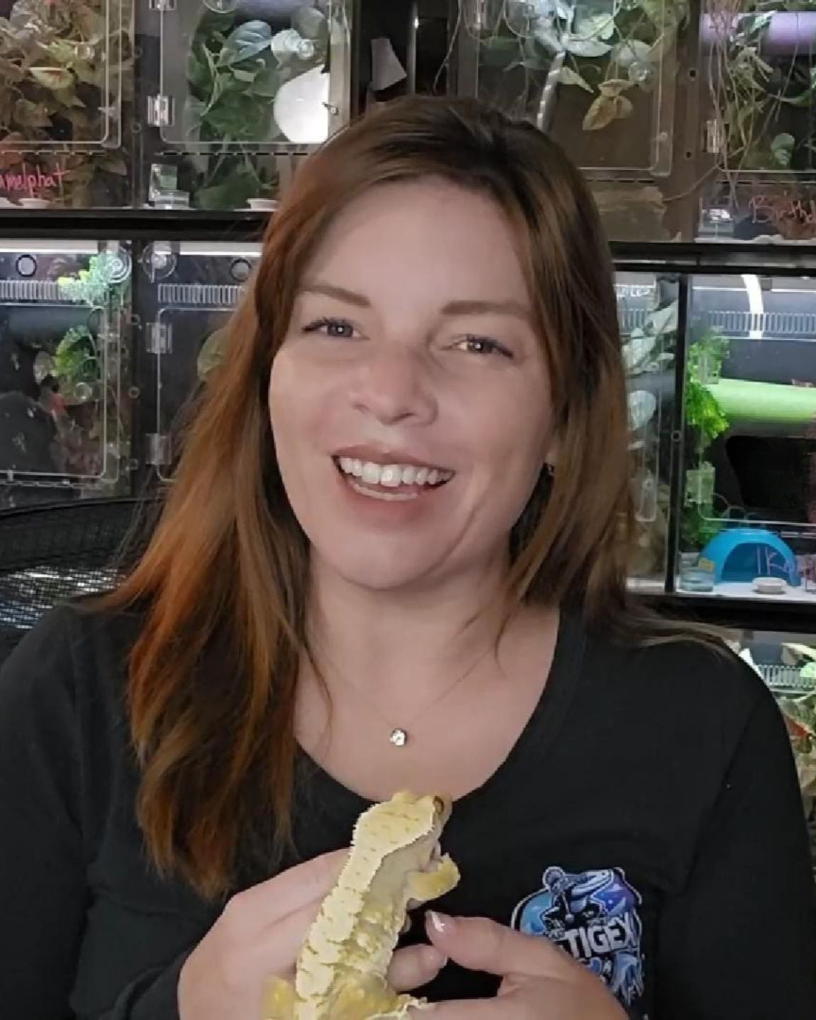 Brianna of YetiGex holding a crested gecko