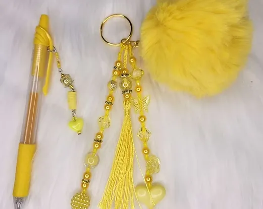Colgante con pompón amarillo con boligrafo