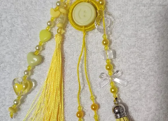 Colgante con emoji en color amarillo
